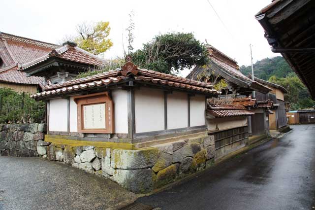 安楽寺全景。対面は尾崎家住宅（重文）。