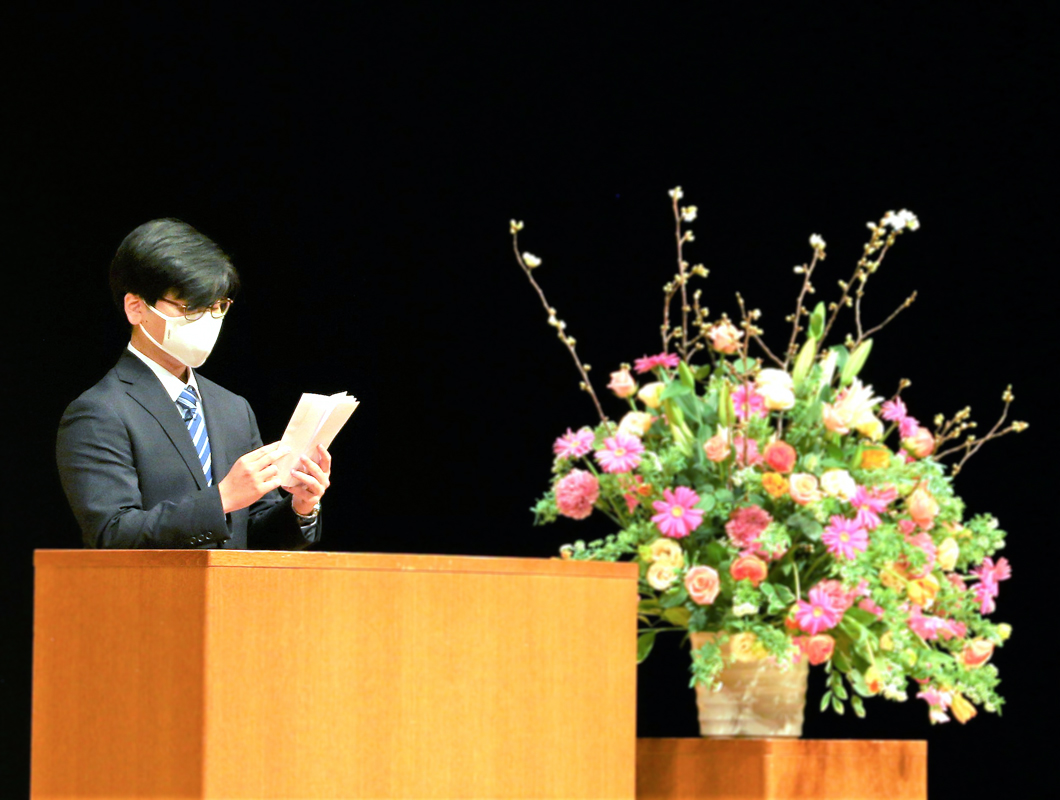 在学生代表の川口滉平さんによる送辞