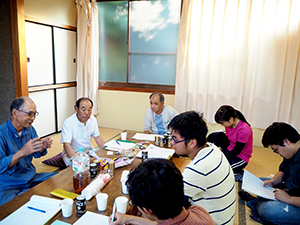 農業（稲作）について話を聞く学生達（用瀬町安蔵にて）